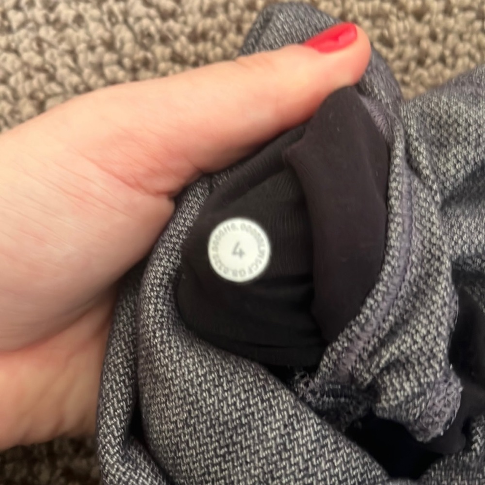 Like new high rise Lululemon leggings - Picture 3 of 6